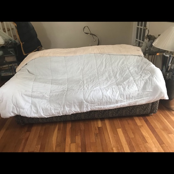 Comforter - Picture 3 of 3